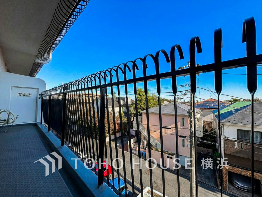 開放感あふれるバルコニーから、静かな住宅街の景色を一望できる快適な住環境です。