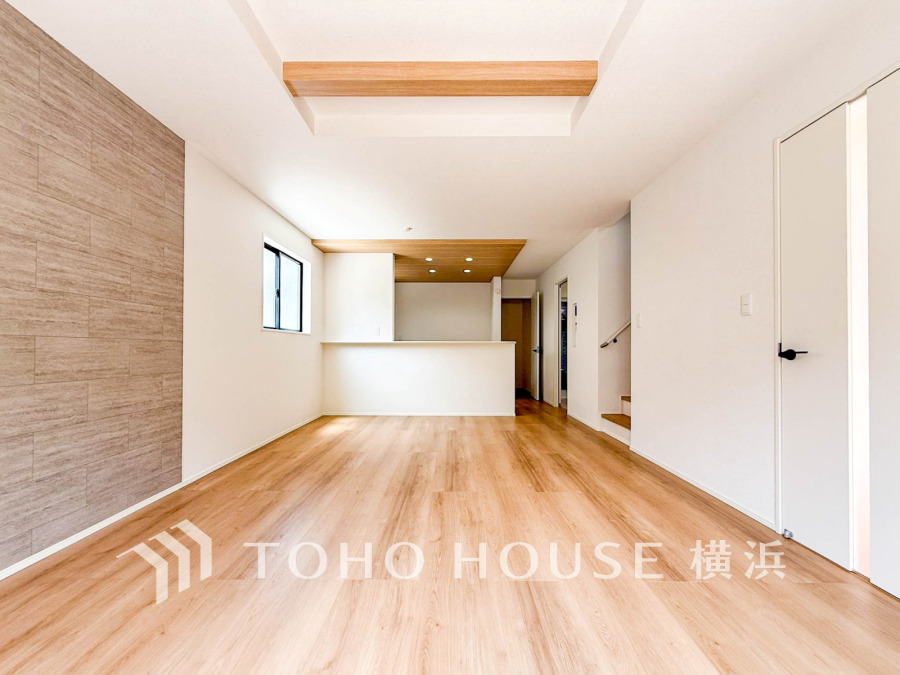 ここにはみんなが集い、食事と楽しい会話が始まる。話に夢中になりすぎて、ついつい時を忘れてしまう。そんな束の間の幸せを感じさせてくれる場所。