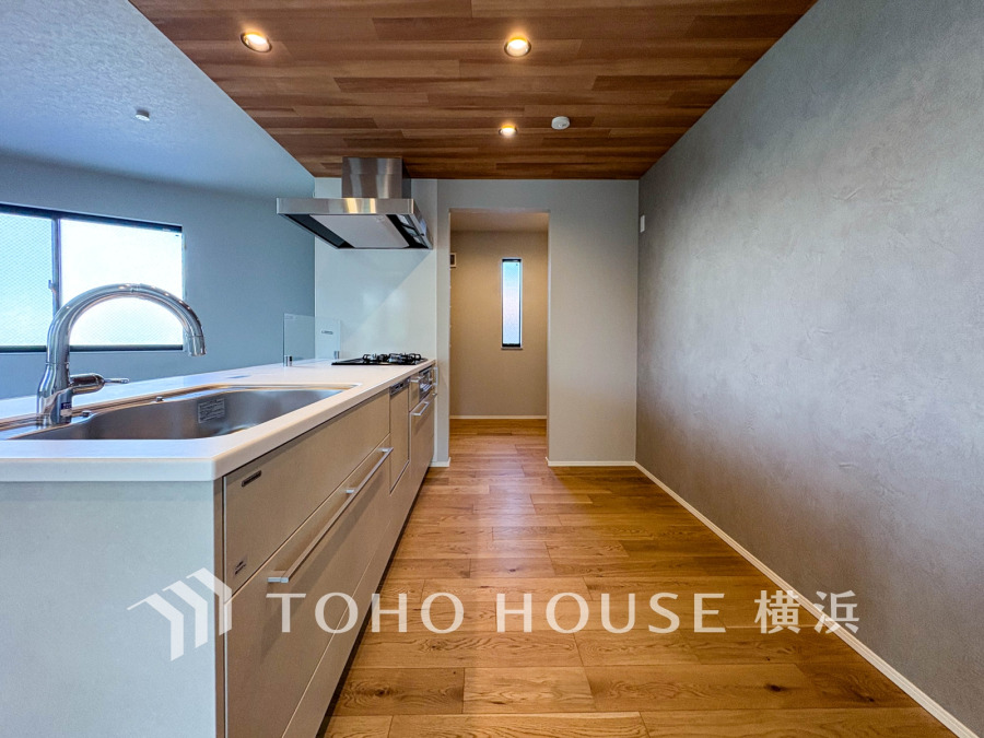 ご家族みんなで調理ができる位のスペースを実現したキッチン空間となっております。みんなで作った料理を召し上がりながらの会話は、どのような物になるのでしょうか。