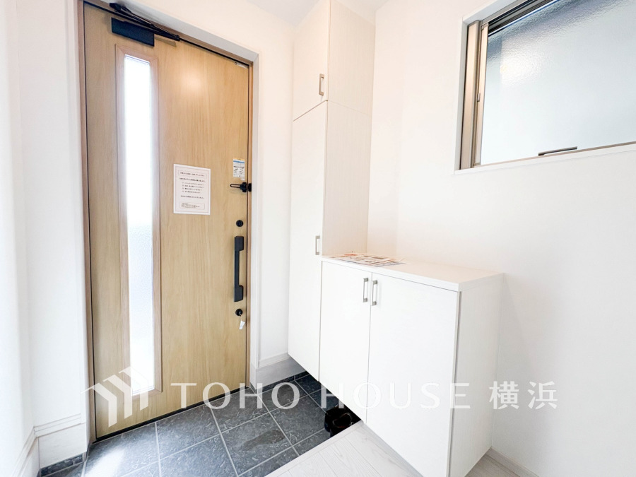 明るく清潔感のある玄関は収納力も充実。スッキリとした空間が訪れる人を温かく迎えます。