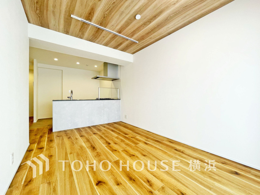 ナチュラルモダンな雰囲気の中、あたたかみと開放感を感じられる寛ぎのリビング。ゆったりとした時間や会話を楽しめる憩いの空間。明るく風通しのよい、居心地の良さに包まれる場所。