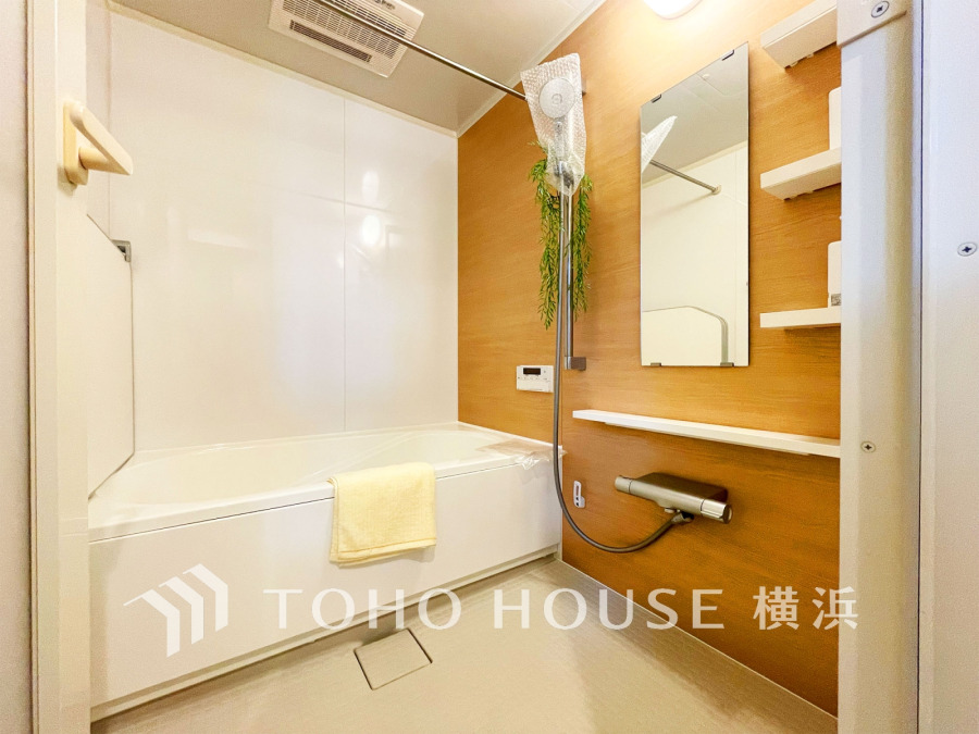 心地よいリラックスを叶える清潔感溢れる美しい空間。快適で機能的なバスルームです。
