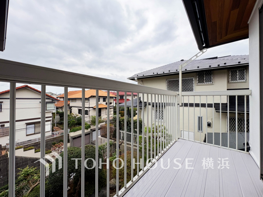 たっぷりの陽光が差し込むバルコニー。健やかな暮らしを守る太陽の恵みを存分に享受できます。爽やかな風と暖かな陽射しが紡ぐハーモニーが日々の暮らしのBGMになることでしょう。