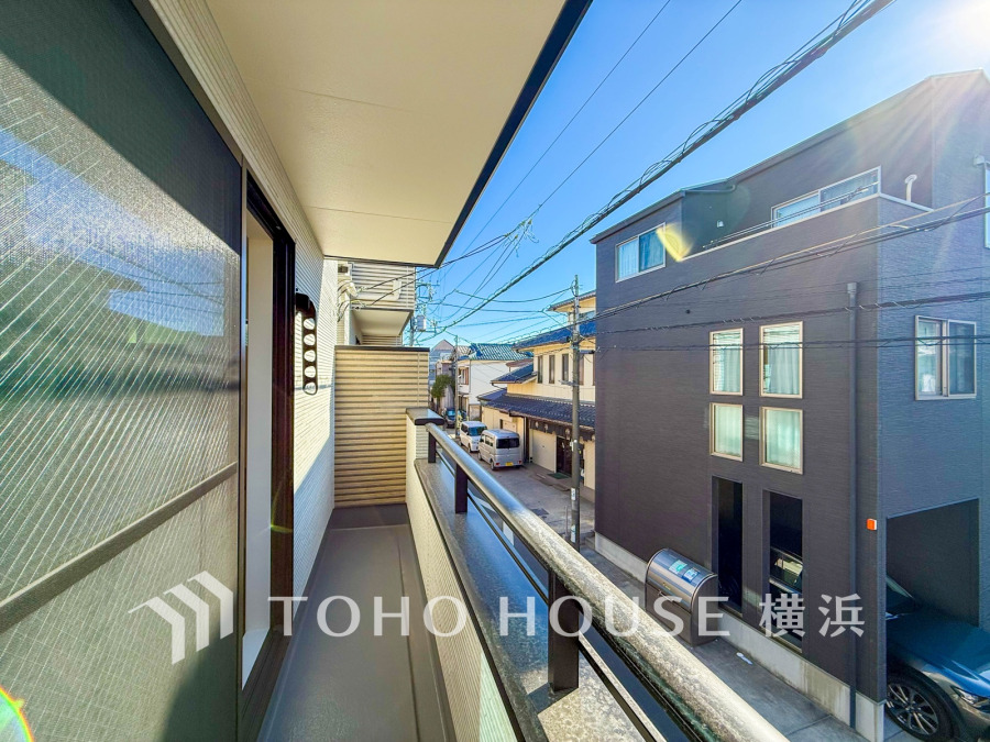 気持ちのいい空が見渡せる広いバルコニー。爽やかな風を感じて、心躍る素敵な暮らしがはじまります。