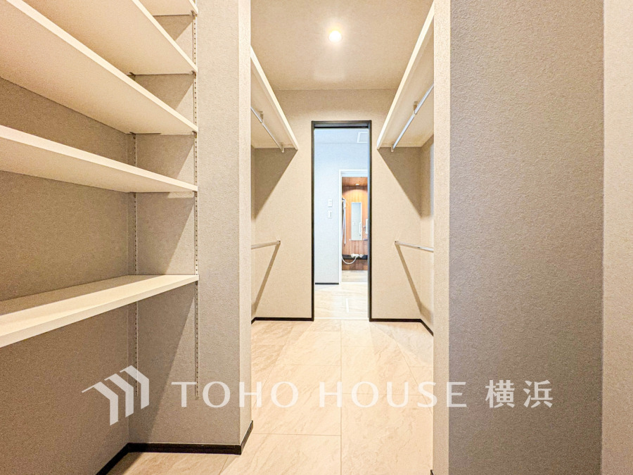 通り抜けられるウォークスルータイプのファミリークローゼット。家事・生活動線の効率化（洗濯→収納、外出・帰宅時の着替えがスムーズ）家事負担の軽減と住まいの快適性向上に繋がります。