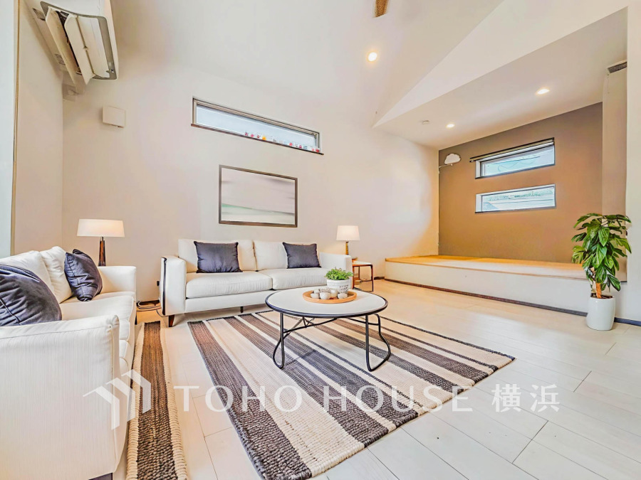 ここにはみんなが集い、食事と楽しい会話が始まる。話に夢中になりすぎて、ついつい時を忘れてしまう。そんな束の間の幸せを感じさせてくれる場所。