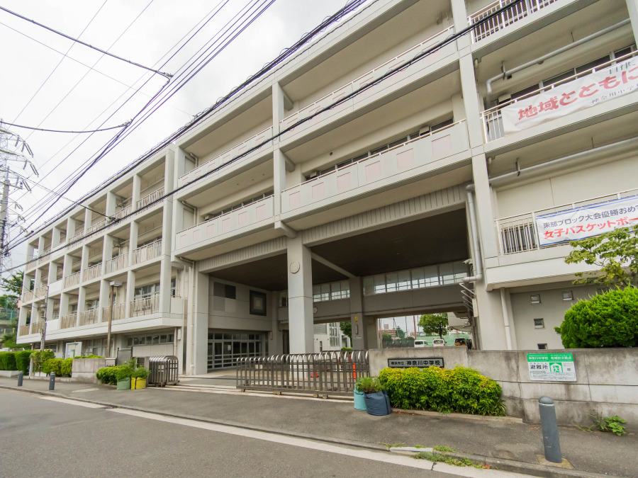 横浜市立神奈川中学校　約600ｍ