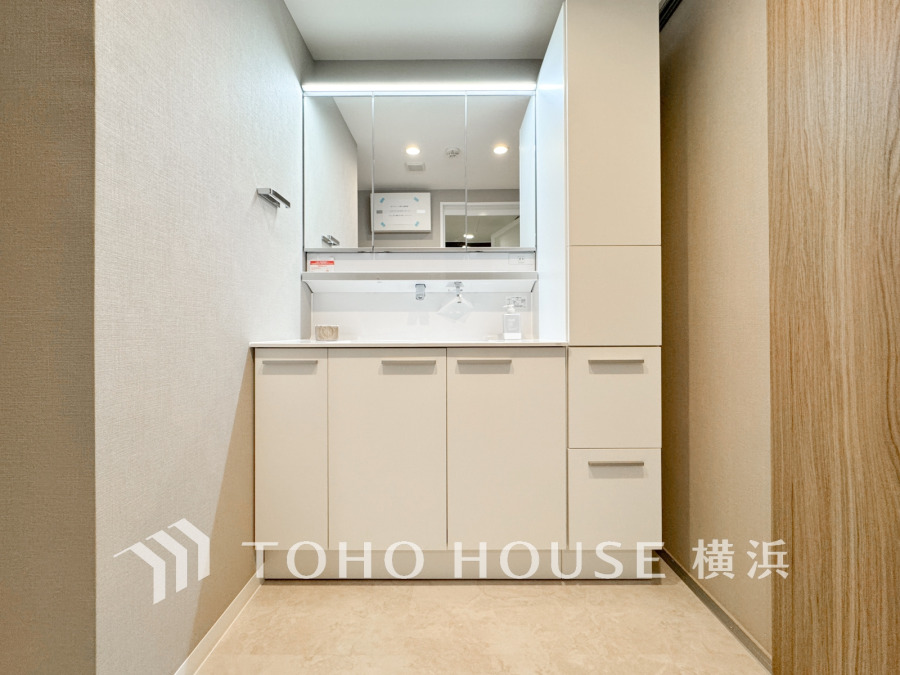 十分な大きさの洗面台は、身だしなみチェックや歯磨きなど、朝の慌ただしい時間でも余裕とゆとりを感じて頂けます。