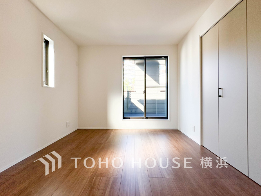 大きな窓からたっぷりと陽光が注がれる明るい空間。家族の成長に対応できる永住仕様の間取り。時を忘れて過ごす場所として過ごせるお部屋。