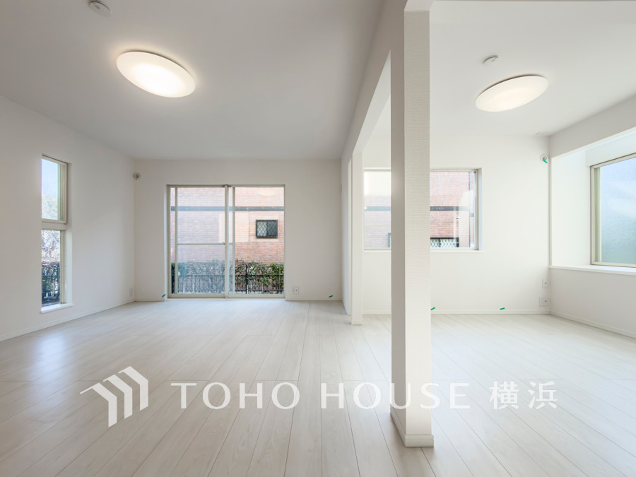 自然光がたっぷり差し込む明るいリビング。シンプルで広々とした空間が快適な住まいを演出します。