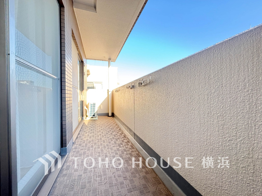 ずっと太陽を感じる事ができるのは、遮るものが視界に無いから。彼方に広がる風景が絵画のように広がります。