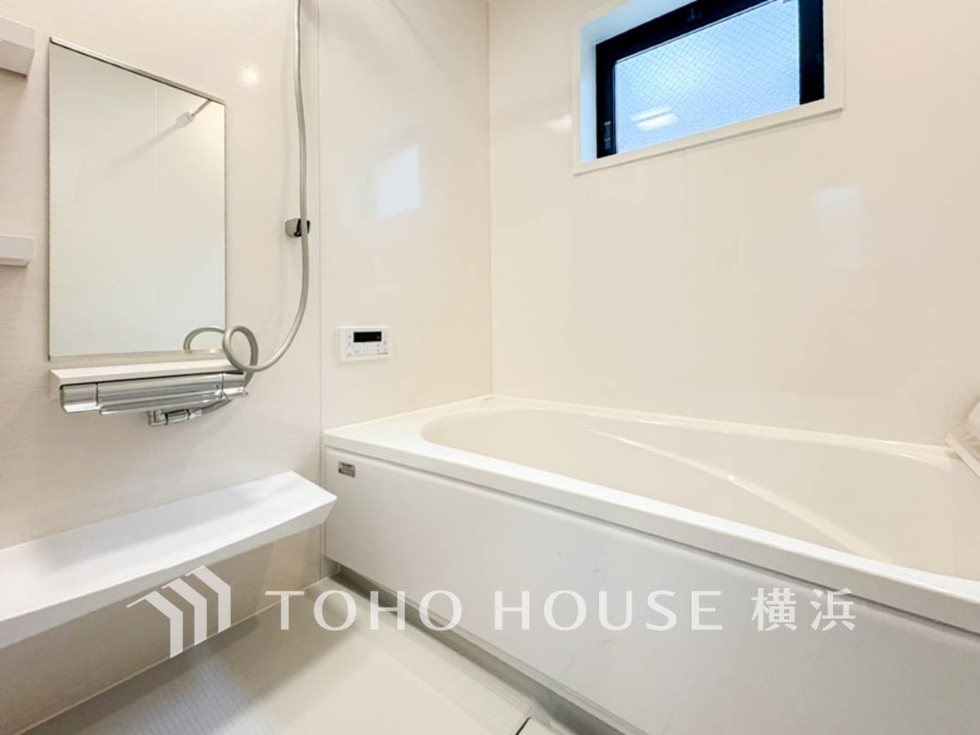 上質が感じられるカラーリングで、清潔な空間美を実現。一日の疲れが癒される優雅なバスタイムを堪能できるゆとりあるバスルームです。