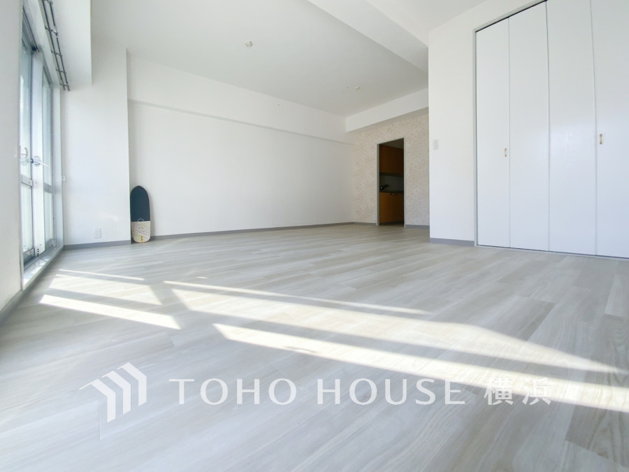 ここにはみんなが集い、食事と楽しい会話が始まる。話に夢中になりすぎて、ついつい時を忘れてしまう。そんな束の間の幸せを感じさせてくれる場所。