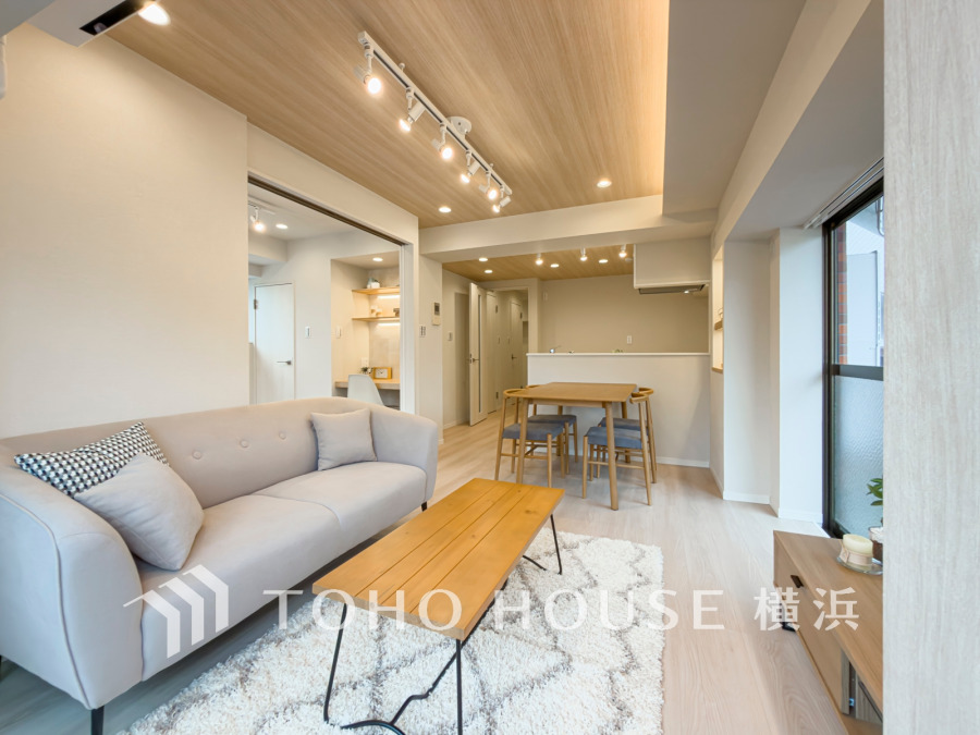 やわらかな陽射しがふりそそぎ、室内に開放感と爽快感をもたらします。