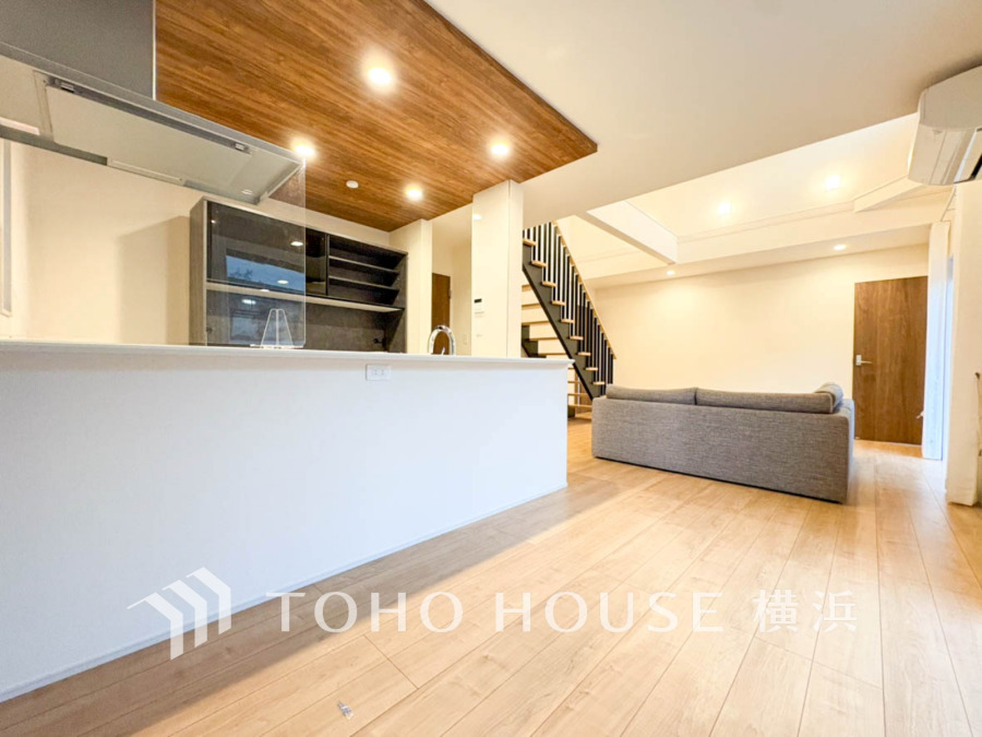 木目天井がアクセントの開放感あるリビングダイニング。対面キッチンで家族の会話も弾みます。