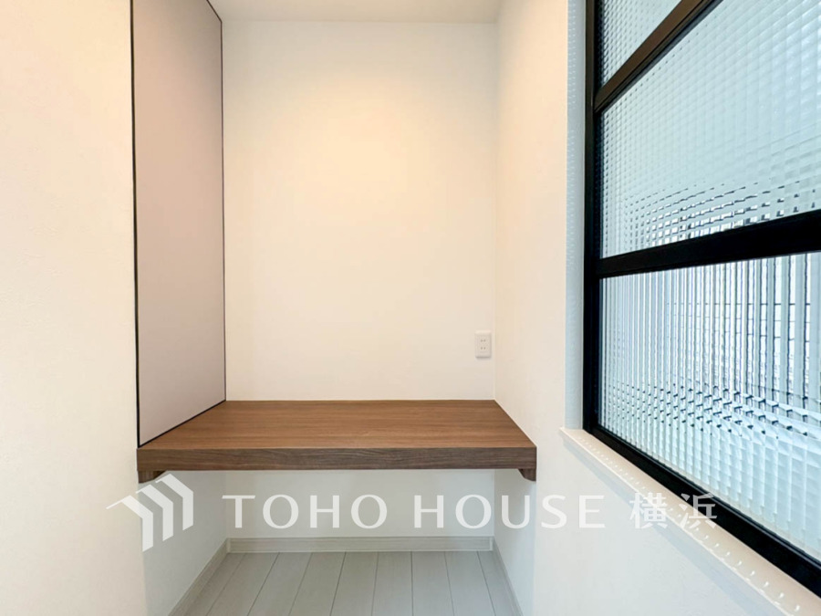 リモートワークやスタディスペース、趣味の空間としてなど、多用途にご使用頂けるお洒落なワークスペースを設置。何かと便利で、あると嬉しい素敵な空間です。