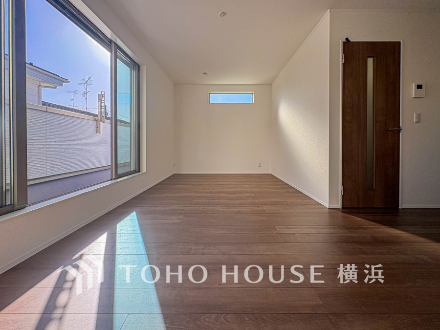 家族と過ごすひと時を溢れる光が優しく包み込むリビングダイニング。家族とともに、心穏やかに過ごすひととき。家族との時間、自分の時間を大切にできる空間がここにあります。