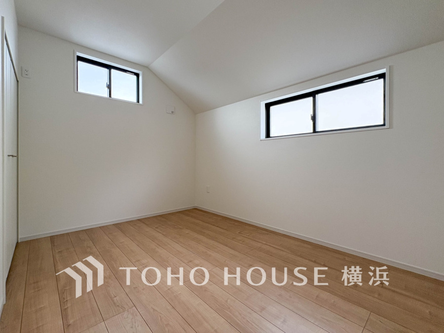 穏やかな風と陽光を導き、プライバシーに配慮された設計プランを採用し、居住性を一段と心地よいものにしています。明るく開放的な空間を演出しております。