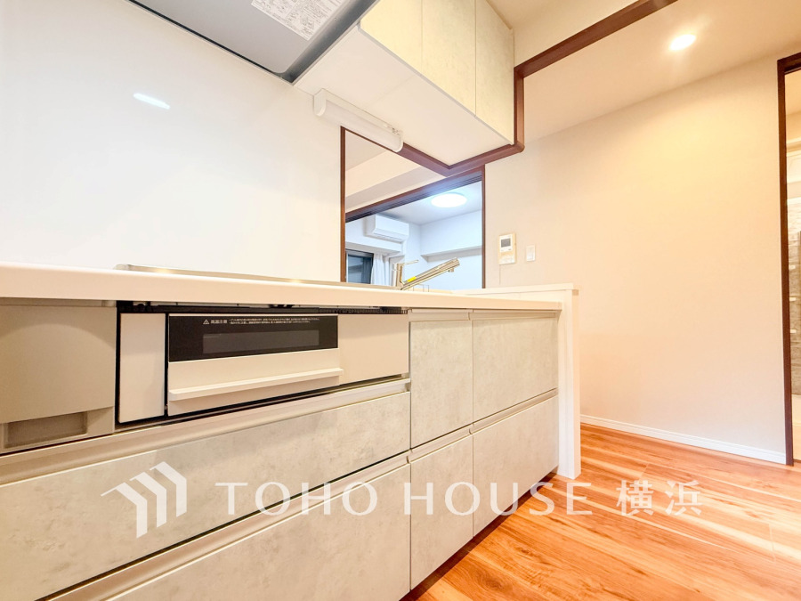 ご家族みんなで調理ができる位のスペースを実現したキッチン空間となっております。みんなで作った料理を召し上がりながらの会話は、どのような物になるのでしょうか。