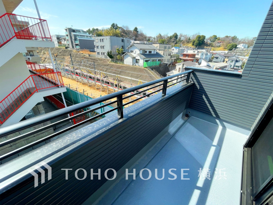 陽当たり良好なバルコニーは洗濯物干しやくつろぎの空間に最適で、開放的な眺望も魅力です。