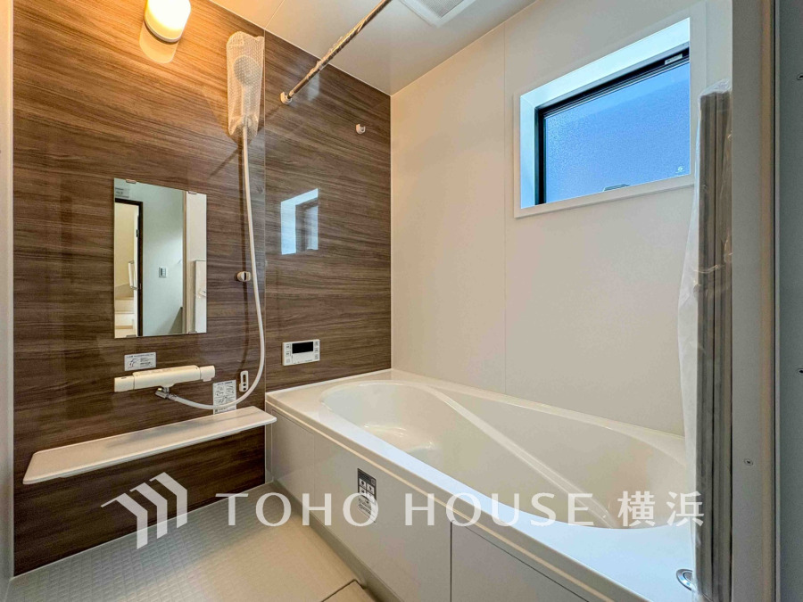 上質が感じられるカラーリングで、清潔な空間美を実現。一日の疲れが癒される優雅なバスタイムを堪能できるゆとりあるバスルームです。