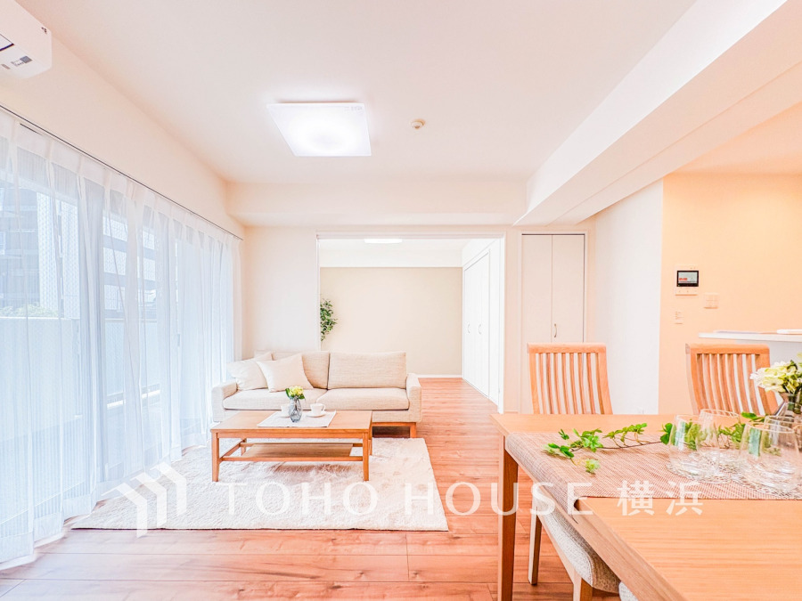 明るく開放的な空間が広がるLDK。室内には豊かな陽光が注ぎ込み、爽やかな住空間を演出。コーディネートされた素敵な家具付き空間です。
