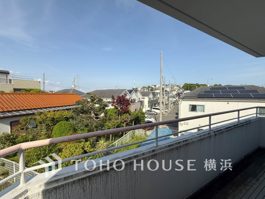 この開放感ある眺望と共に閑静な住宅街の季節感を演出する四季折々の変化を楽しめる心地よい場所となることでしょう。
