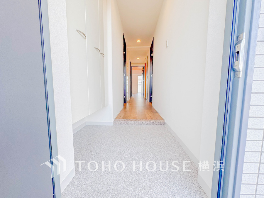 お客様をお迎えする玄関は落ち着いた雰囲気。帰り着くたびに洗練されたテイストの空間に迎えられ誇りと喜びを感じる玄関まわりです。