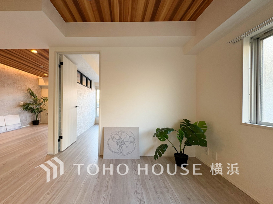 家族みんなが爽やかに健やかに過ごせるように、溢れる光をたっぷり取り込んだリビングダイニング。集いの場、憩いの場としての快適性を求めたやすらぎの空間です。