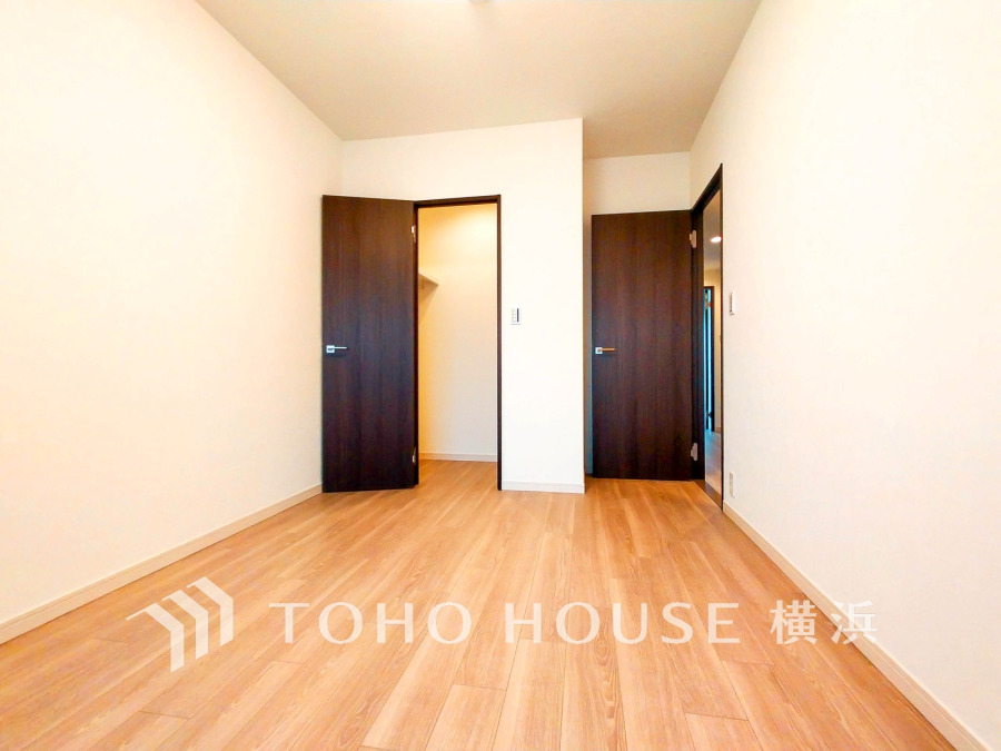 6.3帖の洋室。ウォークインクローゼット付きで収納力も充実しています。