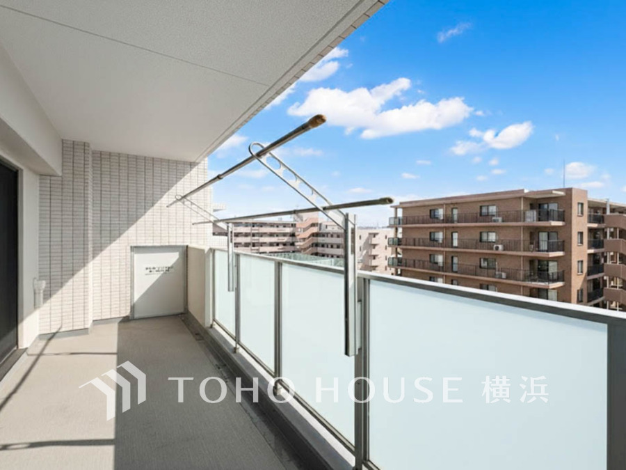 開放感のある広々バルコニー。陽当たり良好で洗濯物も気持ちよく乾きます。眺望も抜けて快適な空間です。