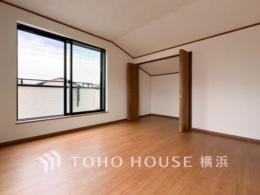 穏やかな風と陽光を導き、プライバシーに配慮された設計プランを採用し、居住性を一段と心地よいものにしています。明るく開放的な空間を演出しております。