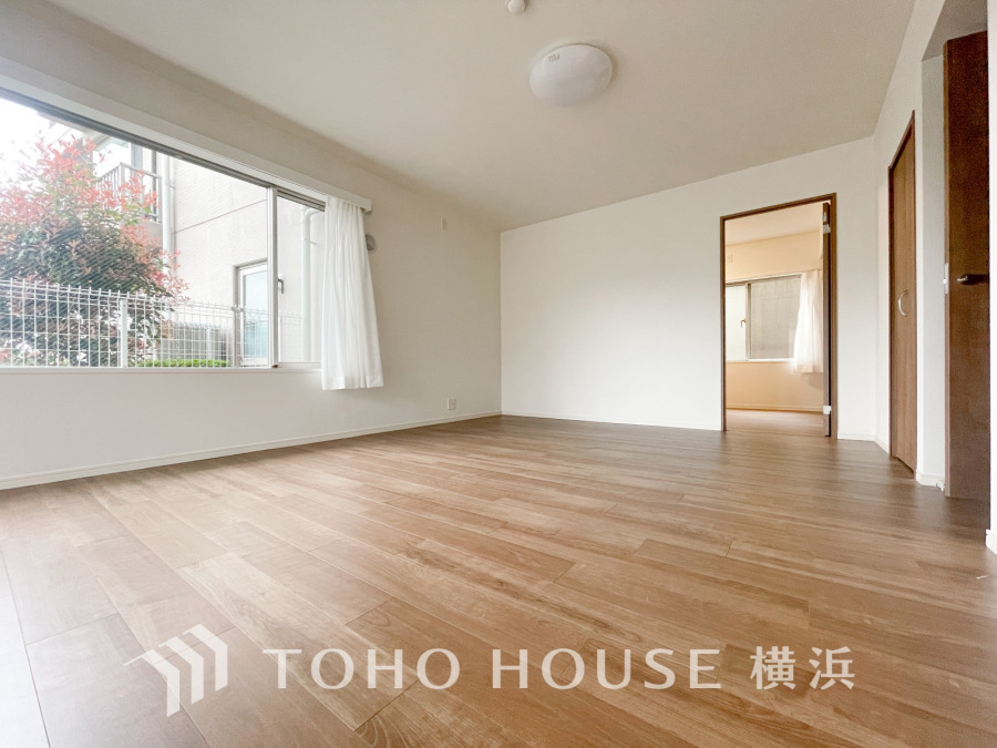 明るく開放的な空間が広がるLDK。室内には豊かな陽光が注ぎ込み、爽やかな住空間を演出。ホームパーティーでもゲストと一緒に料理を楽しみながら楽しい時間を過ごせそう。