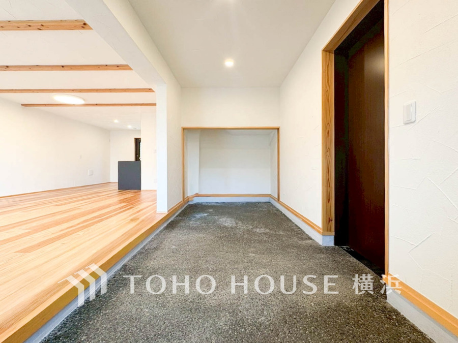 広い玄関は開放的な土間仕様。DIYをしたり、暮らしの楽しみのプラスαとなるような空間に。
