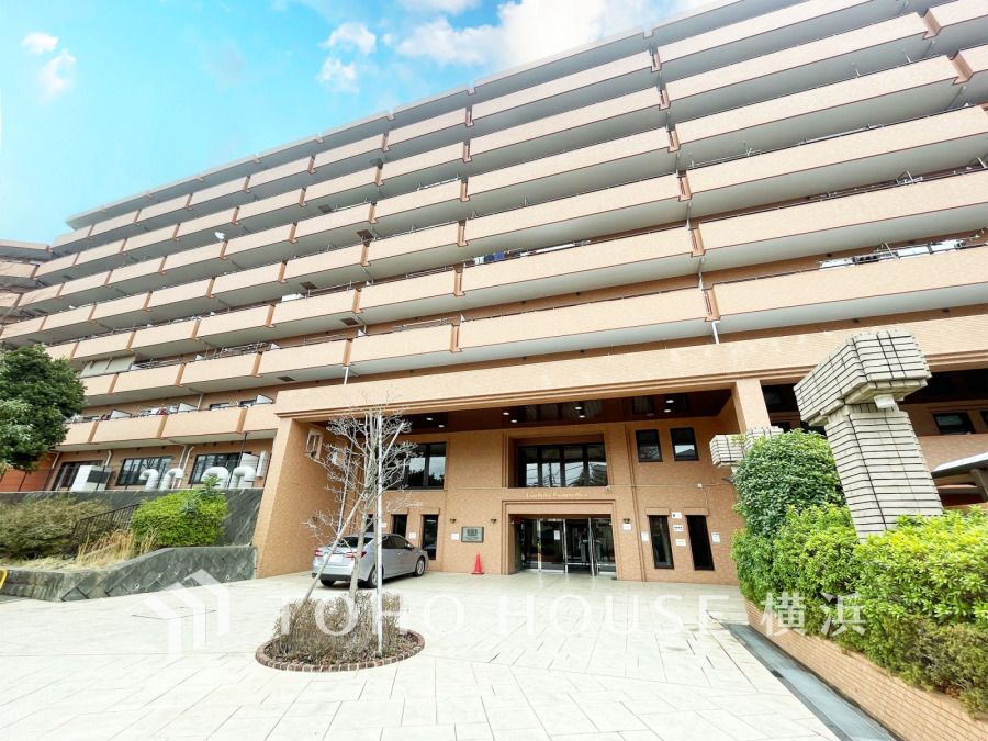 公園隣接の落ち着いた住環境。プライバシーやセキュリティ面でも安心の大規模マンション。
