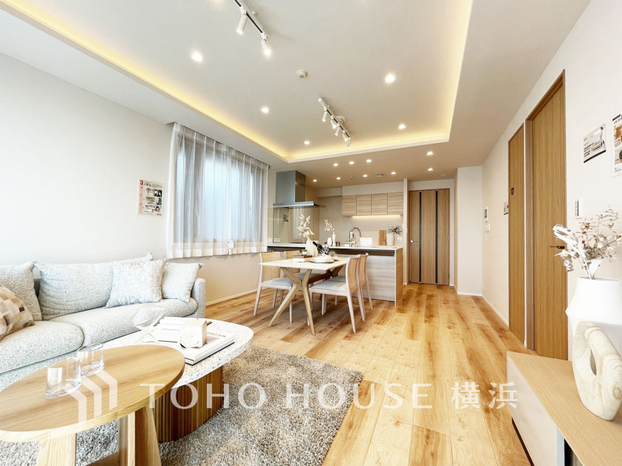 表現された空間は光と風を纏い、暮らしの時間を豊かにしてくれます。デザインされた空間と充実した建物設備も家族の毎日を快適に彩ります。