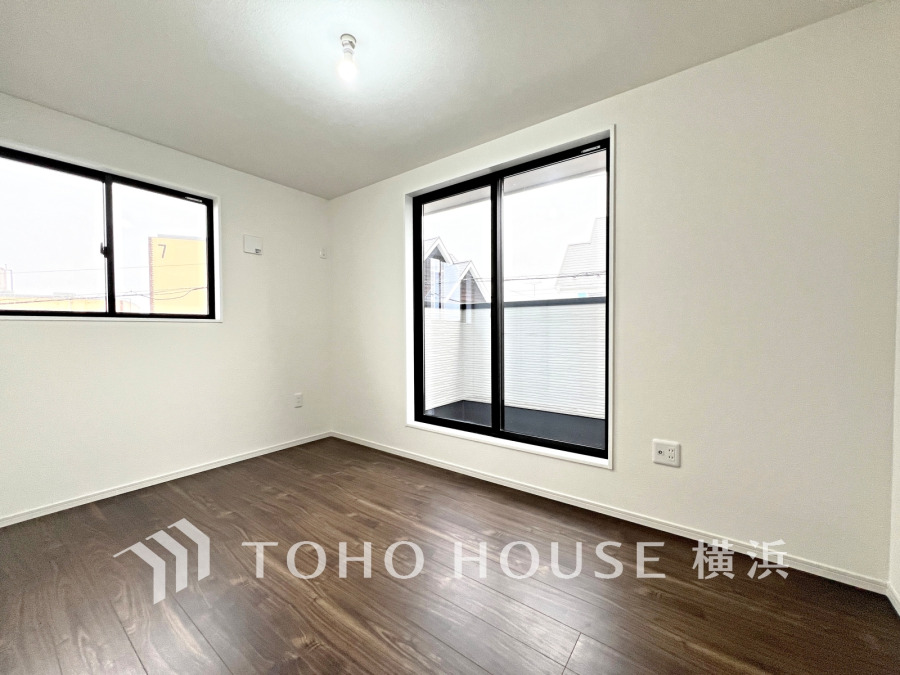 バルコニーに面した明るい洋室。穏やかな陽射しが、ゆったりとした寛ぎの時間を包みます。
