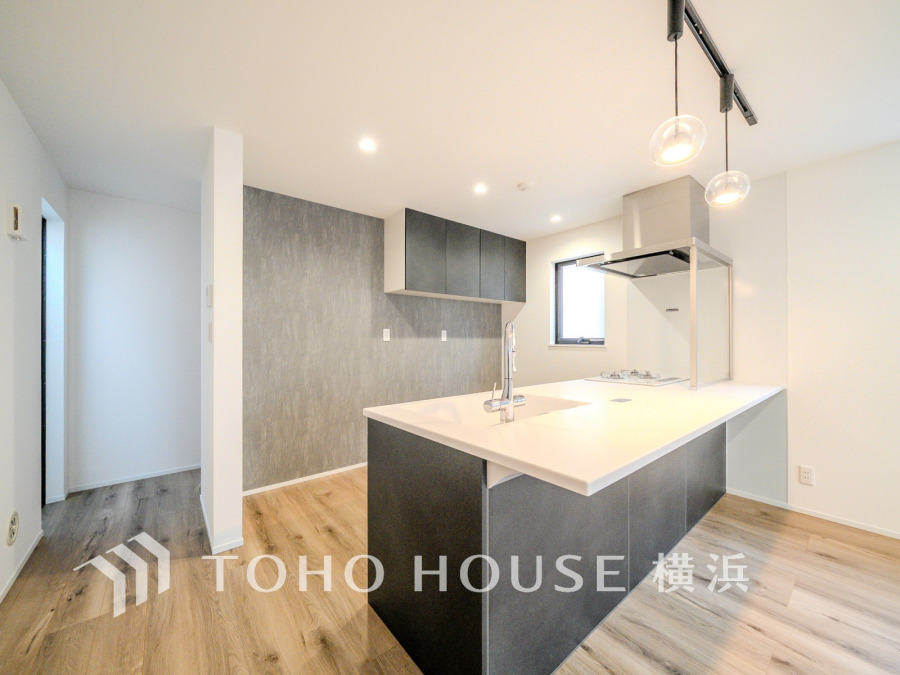 スタイリッシュな対面キッチンを採用。リビングが見渡せるので、お子様を安心して遊ばせながら家事ができ、リビング学習をするお子様にも声がかけやすい自然な距離感。 