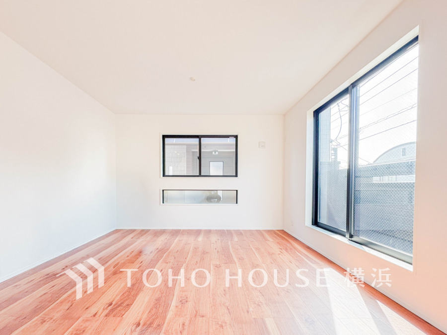 柔らかな色合いのフローリングと清潔感の溢れるクロスが明るい空間を創り出しているリビングダイニング。憩いの場に相応しく、ここで楽しむ家族の時間が絆をより深めてくれそうです。