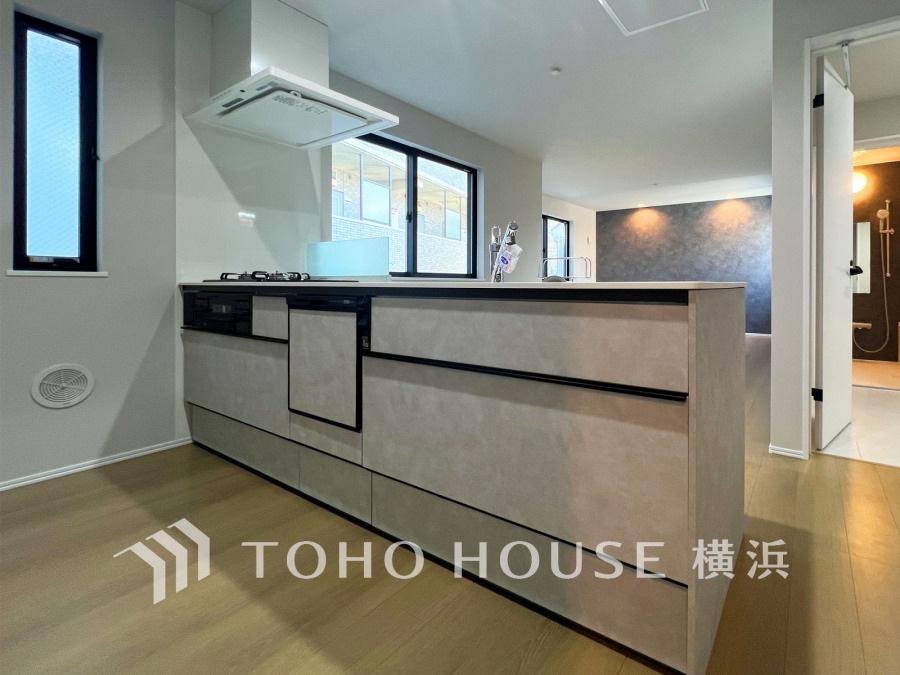 開放的な対面キッチンは、リビングで寛ぐご家族と会話をしながらお料理が出来ます。