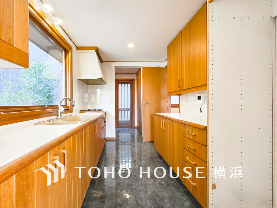 キッチン背面に収納棚を設置しました。統一感のある空間は美しく、機能性も良好です。
