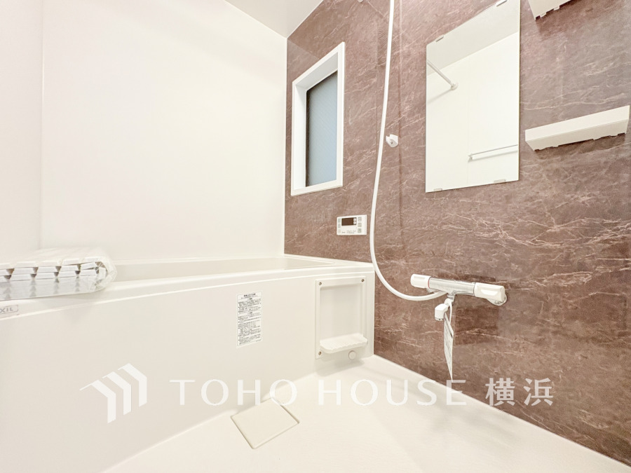 上質が感じられる質感とカラーリングで、清潔な空間美を実現。一日の疲れが癒される優雅なバスタイムを堪能できるゆとりあるバスルームです。