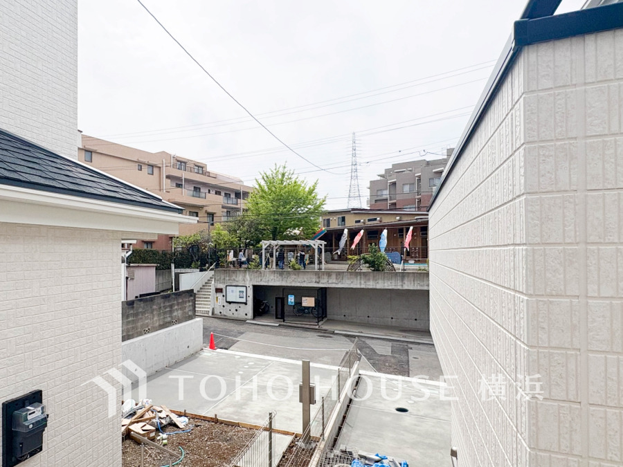 この開放感ある眺望と共に閑静な住宅街の季節感を演出する四季折々の変化を楽しめる心地よい場所となることでしょう。