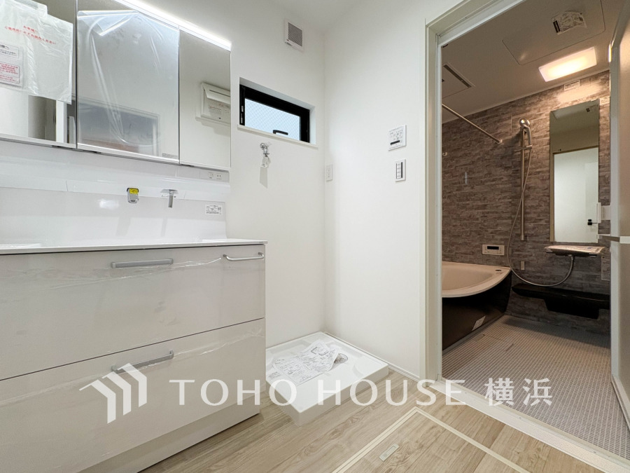 明るく清潔感あふれる洗面所は、朝の身支度もスムーズに。三面鏡裏収納で家族みんなのアイテムもすっきり片付き、家事効率もアップします。