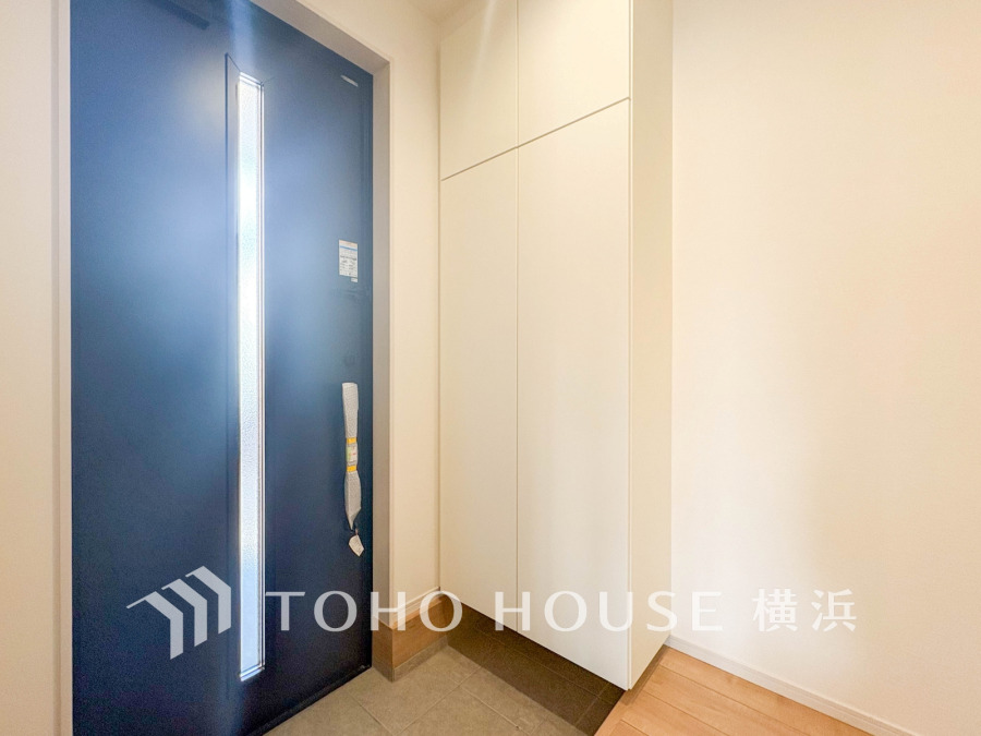 収納豊富なトールサイズのシューズボックスを設置した玄関。
