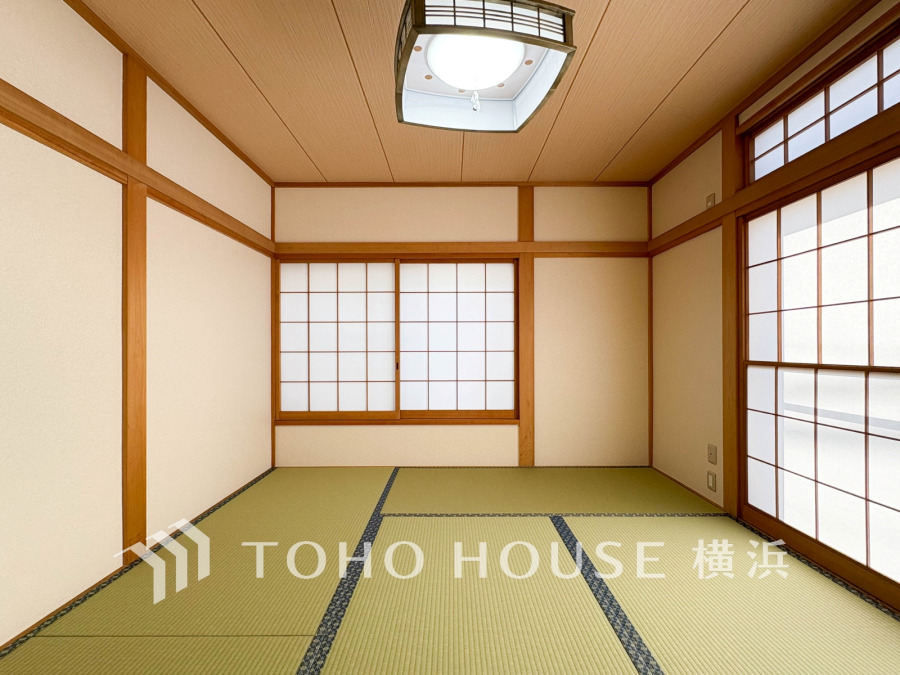 伝統的な日本情緒のある、温かみと落ち着きが感じられる和室です。来客時や一息つきたいときなどに利用できる用途多様な空間です。