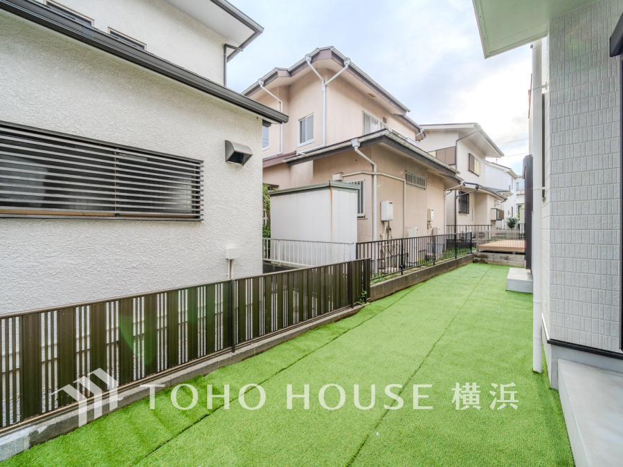 毎日の暮らしの中に癒しを与えてくれるお庭スペース。小さなお子様の遊び場にもちょうど良い空間です。ガーデニングで色とりどりの草花を綺麗に飾ればより一層華やかな空間になります。