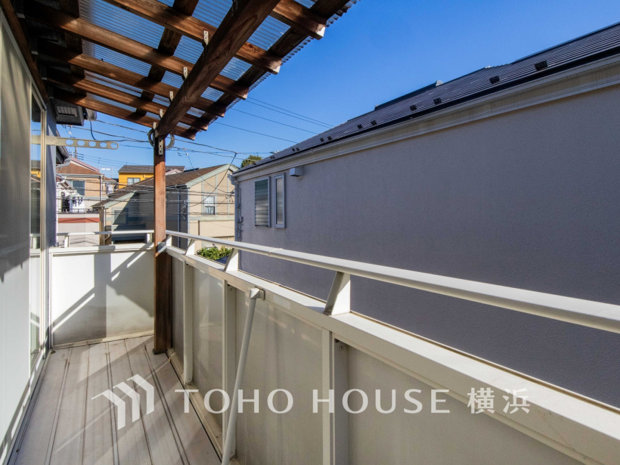 2部屋にまたがる広いバルコニーから、暮らしの中での光と風を演出してくれています。見事なまでの開放的な空間をお楽しみください