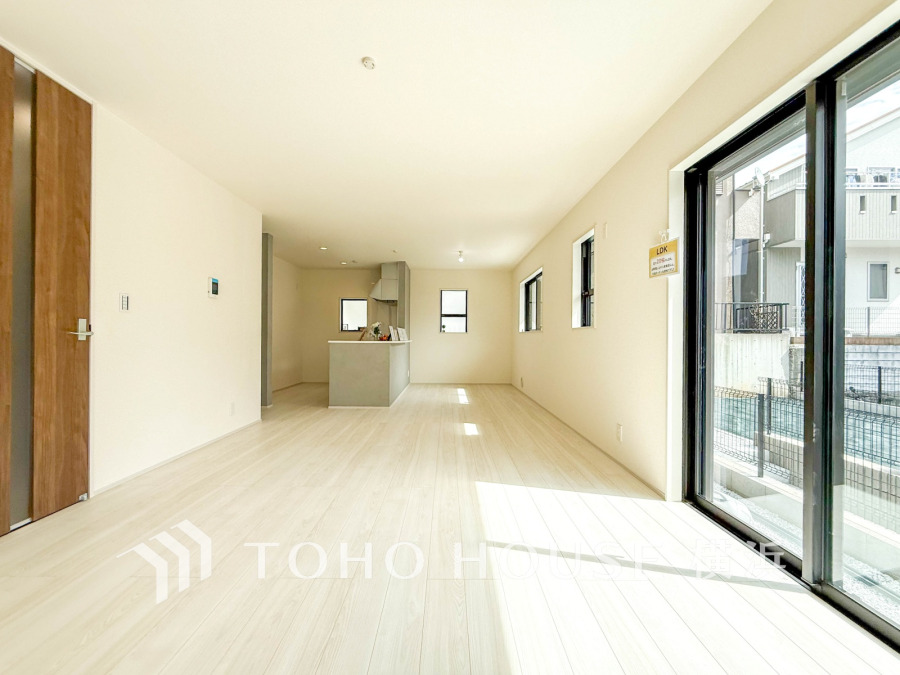 南向きの大きな窓からたっぷりと光が入る明るいLDK。落ち着いた雰囲気に包まれた空間です。
