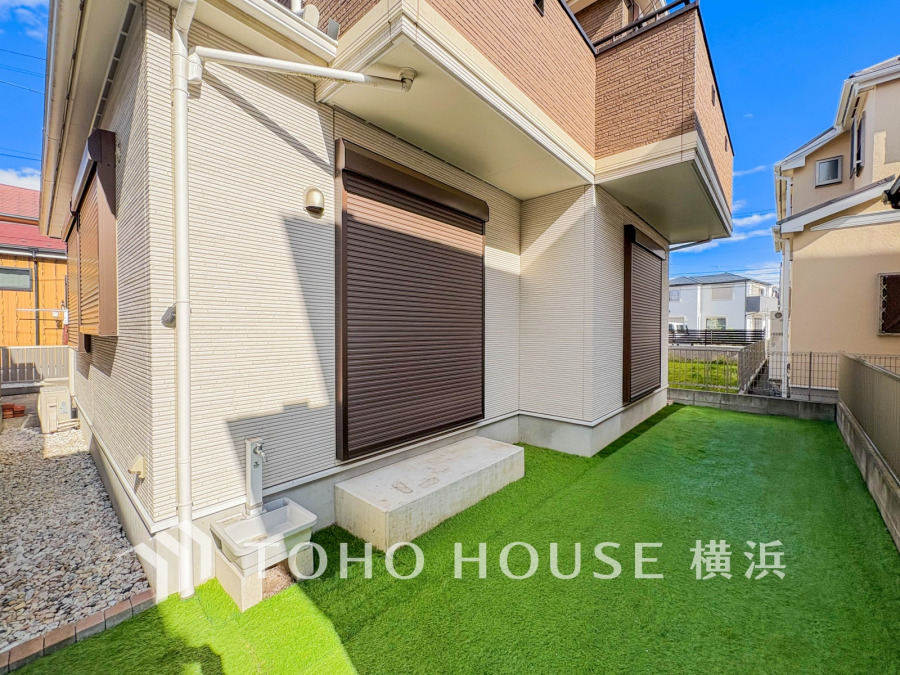 毎日の暮らしの中に癒しを与えてくれるお庭スペース。小さなお子様の遊び場にもちょうど良い空間です。ガーデニングで色とりどりの草花を綺麗に飾ればより一層華やかな空間になります。